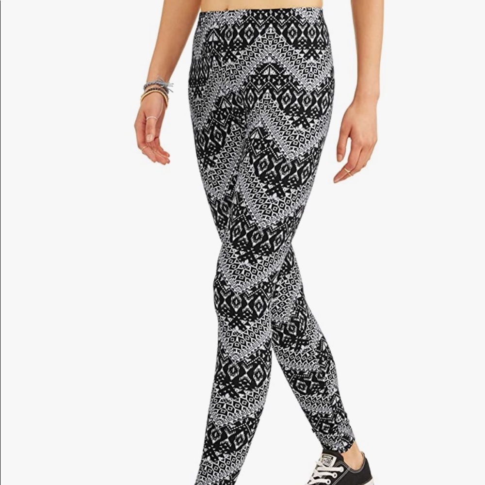 NWOT No Boundaries black and white leggings. Size large 11-13